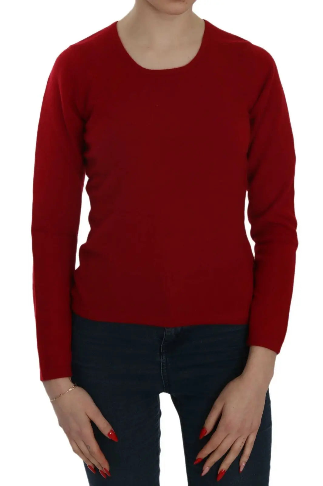 Red round neck cashmere pullover sweater with long sleeves and fitted silhouette.