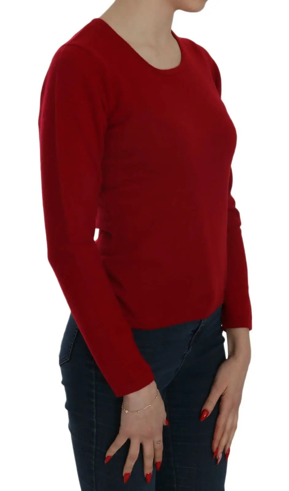 Red round neck cashmere pullover sweater with long sleeves and fitted silhouette.