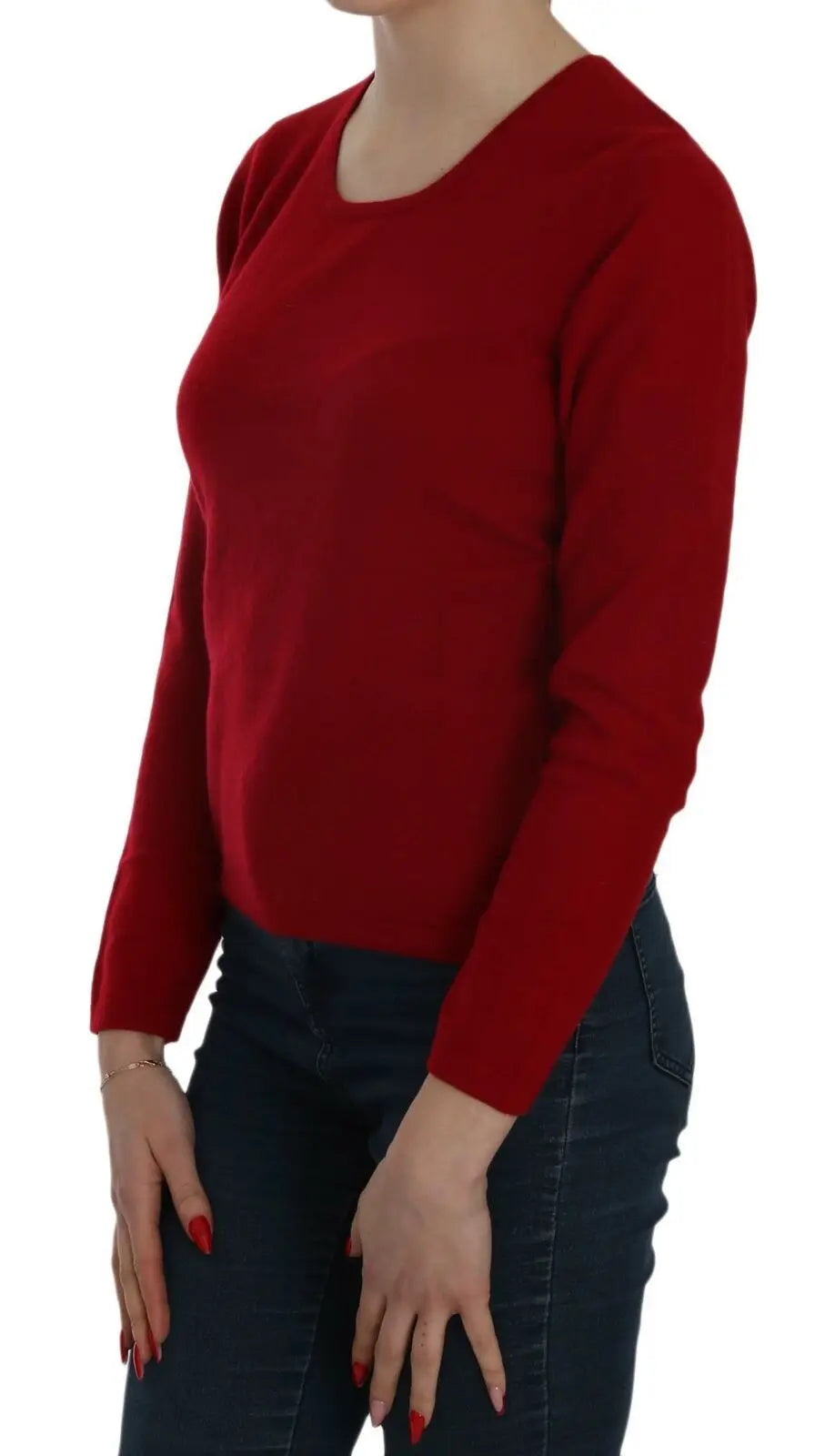 Red round neck cashmere pullover sweater with long sleeves and fitted silhouette.