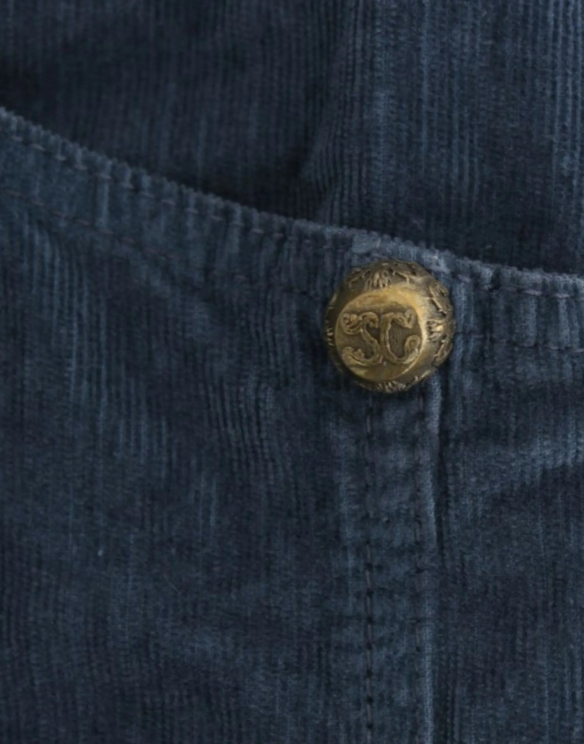 Blue midi pencil skirt in corduroy with front zip and pockets.